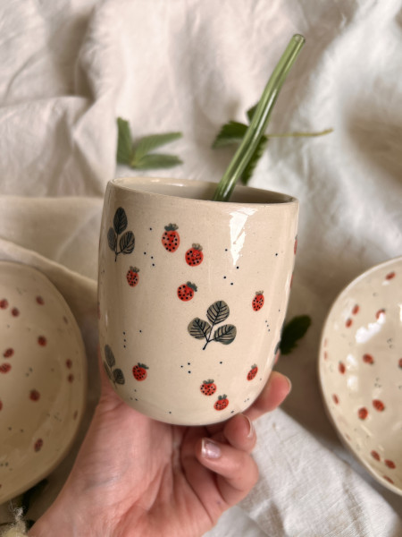 pohárek s brčkem jahůdky